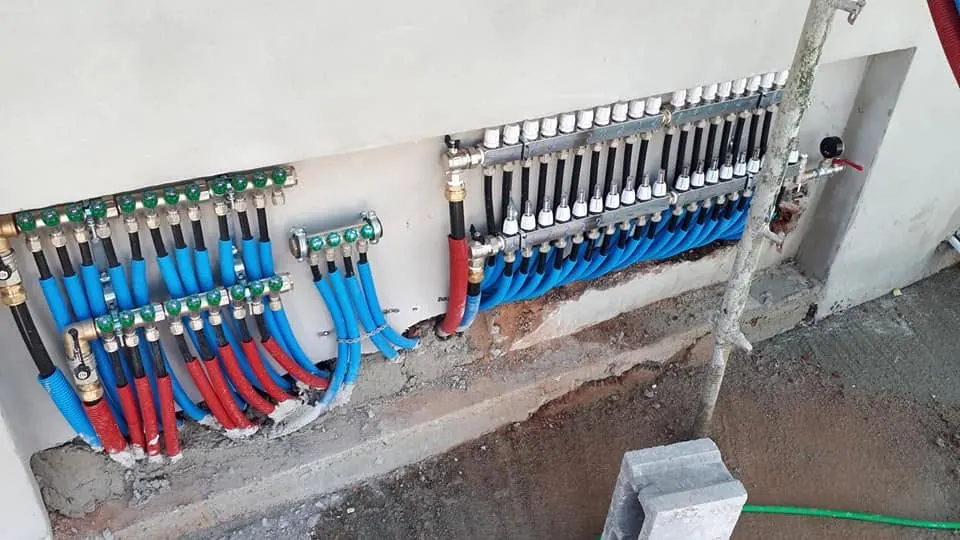 Underfloor heating manifolds with multiple zones